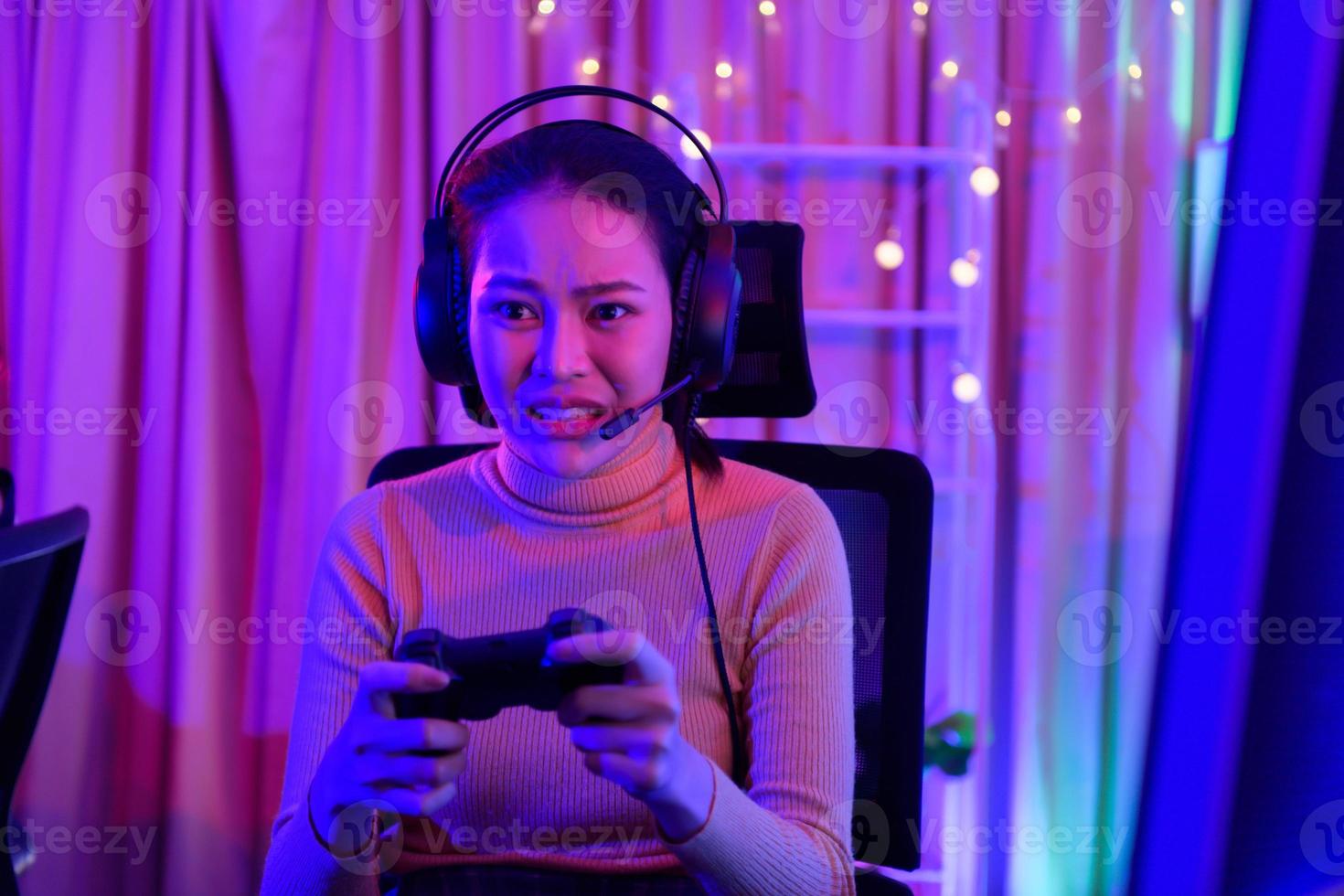 gamer ergonomico sedia con a distanza controllore macchina, senza fili vr e  divertimento aggeggio nel neon leggero camera ai generato 25533963 Stock  Photo su Vecteezy