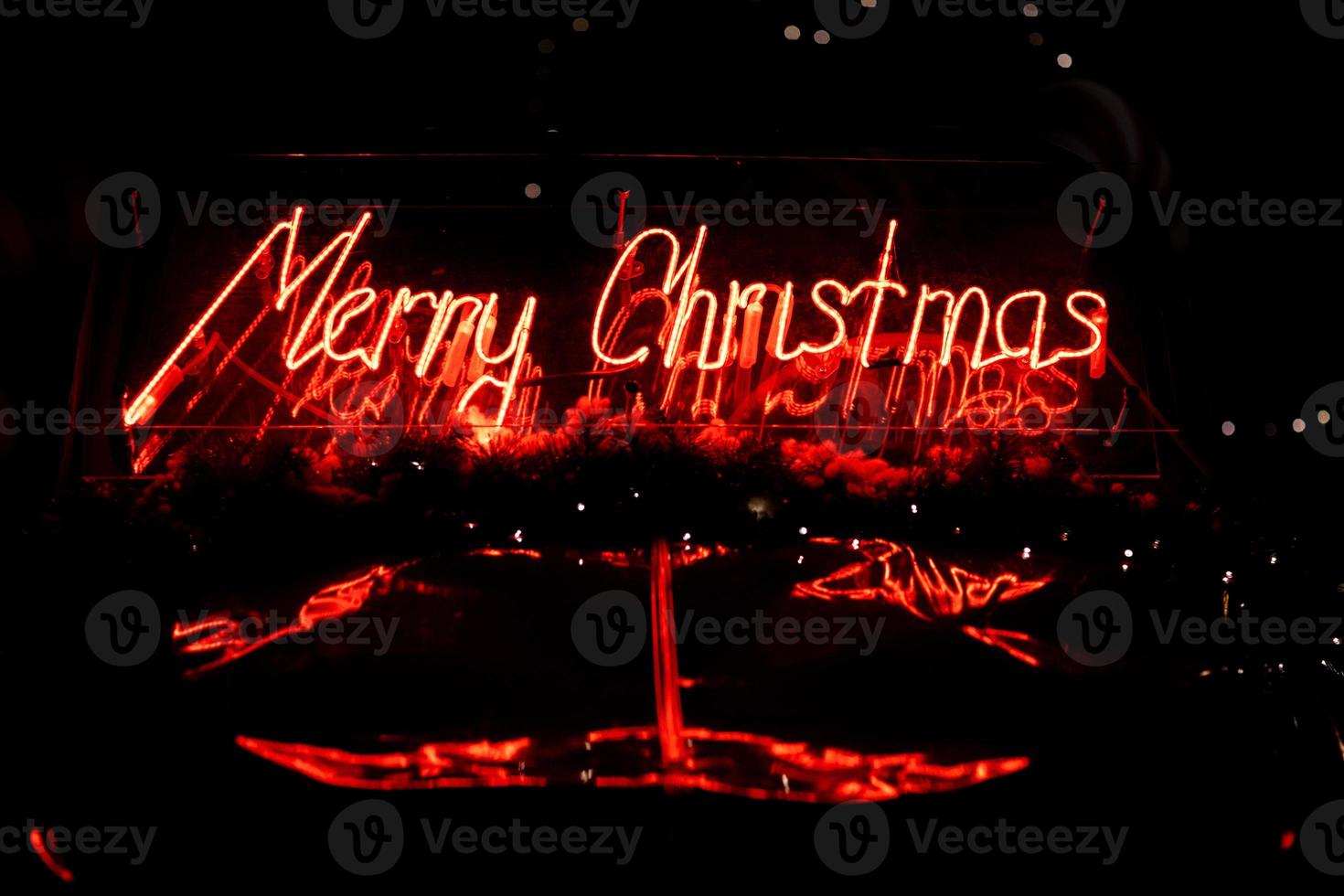 guidato rosso Natale decorazione e ornamenti al di sopra di astratto bokeh sfondo con copia spazio. vacanza sfondo saluto carta per Natale e nuovo anno. allegro Natale foto