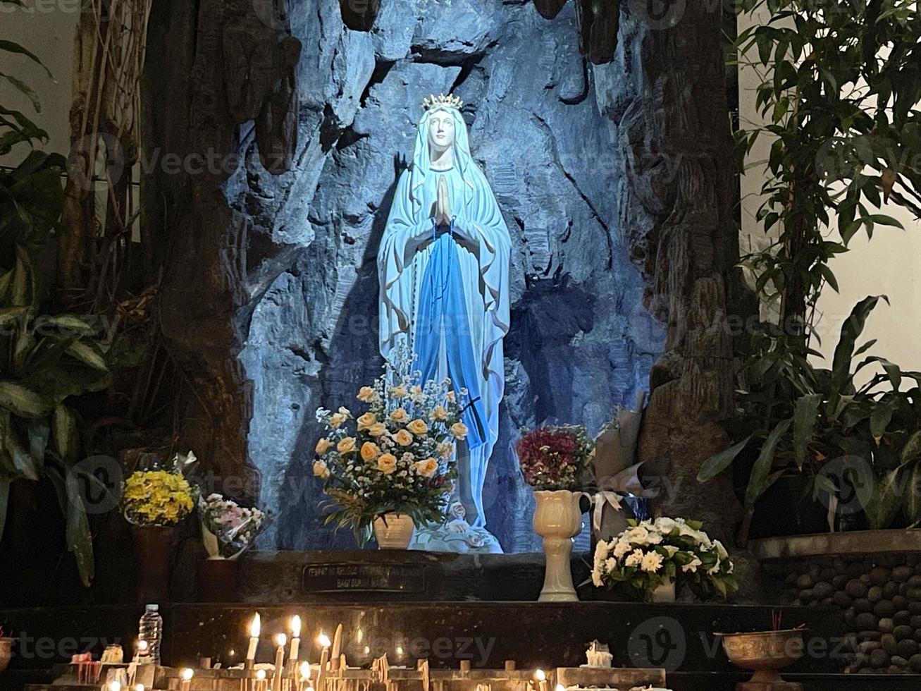 il grotta di vergine Maria, statua di vergine Maria nel un' roccia grotta cappella cattolico Chiesa con tropicale vegetazione foto