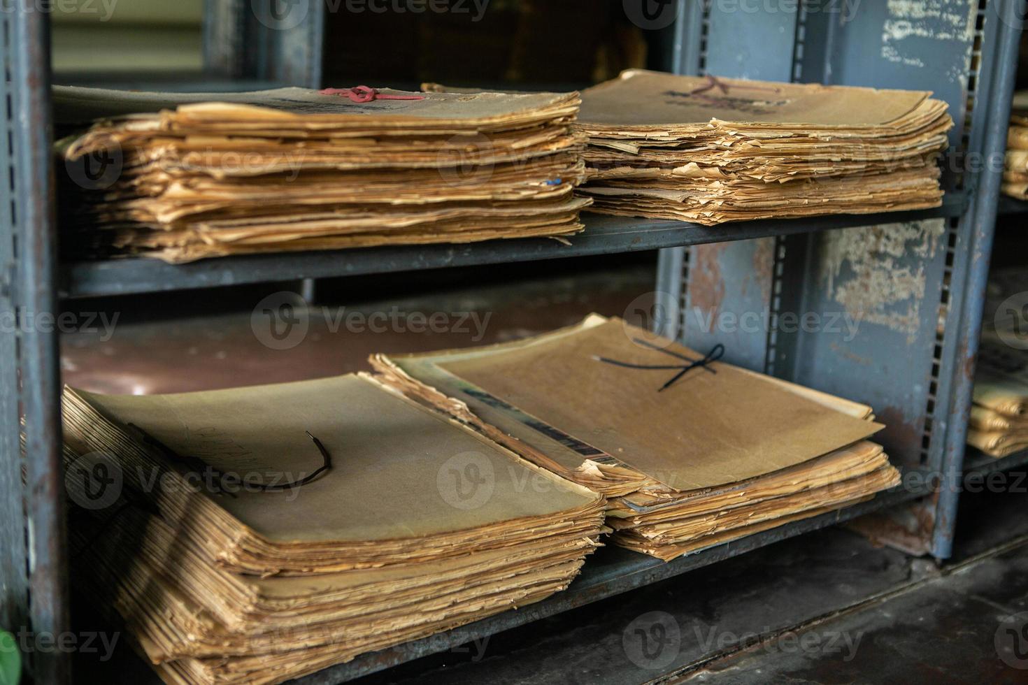 molto vecchio libri seduta su il scaffali nel il biblioteca. libri come un' simbolo di conoscenza. foto