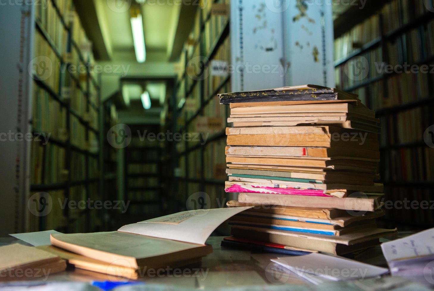 molto vecchio libri seduta su il scaffali nel il biblioteca. libri come un' simbolo di conoscenza. foto