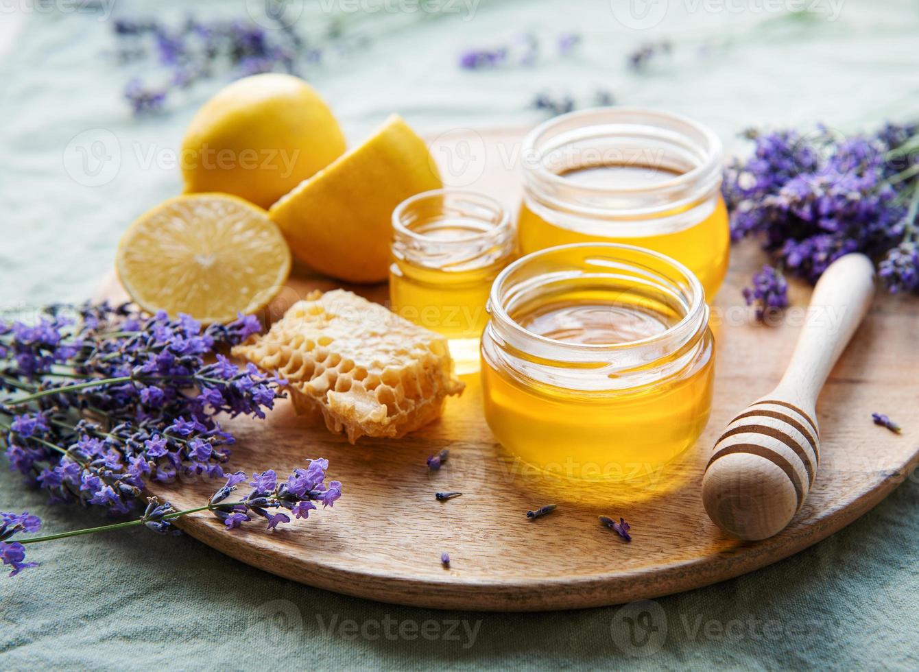 vasetto con miele e fiori di lavanda fresca foto