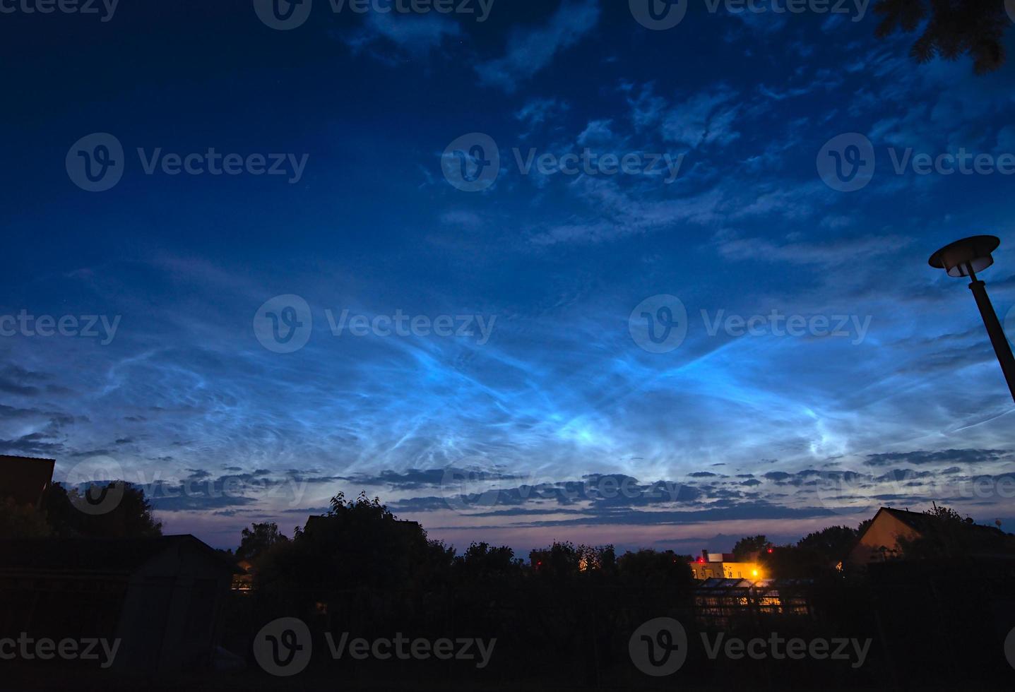 luminosa nottilucenti nuvole nel il alba al di sopra di Germania dopo tramonto nel il estate foto