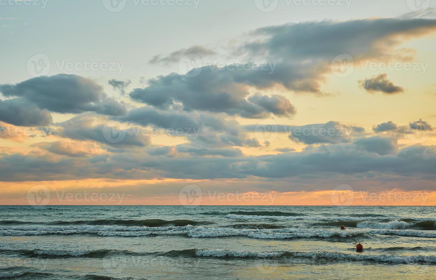 tramonto al di sopra di il mare con colorato nuvole, arancia luce del sole, autunno tramonti, presto autunno, velluto stagione. il idea di un' sfondo o spruzzo schermo. foto