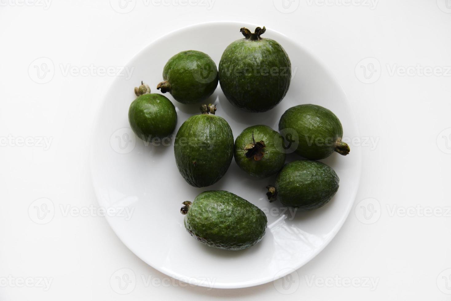 verde feijoa frutta avvicinamento su un' bianca sfondo. bellissimo feijoa frutta. foto