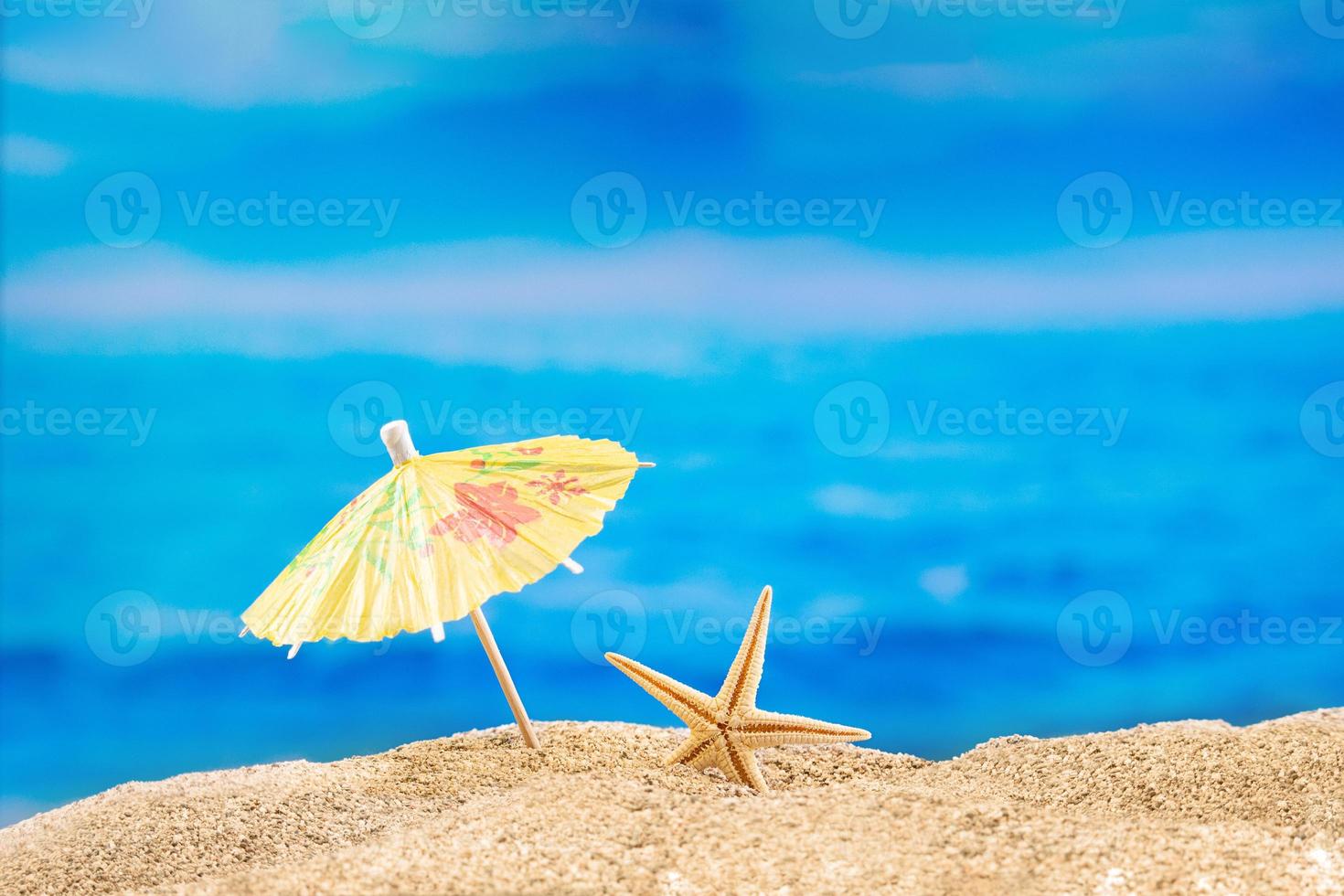 stella marina su spiaggia su sabbia con sole ombrello. mare. concetto di ricreazione, turismo. copia spazio foto