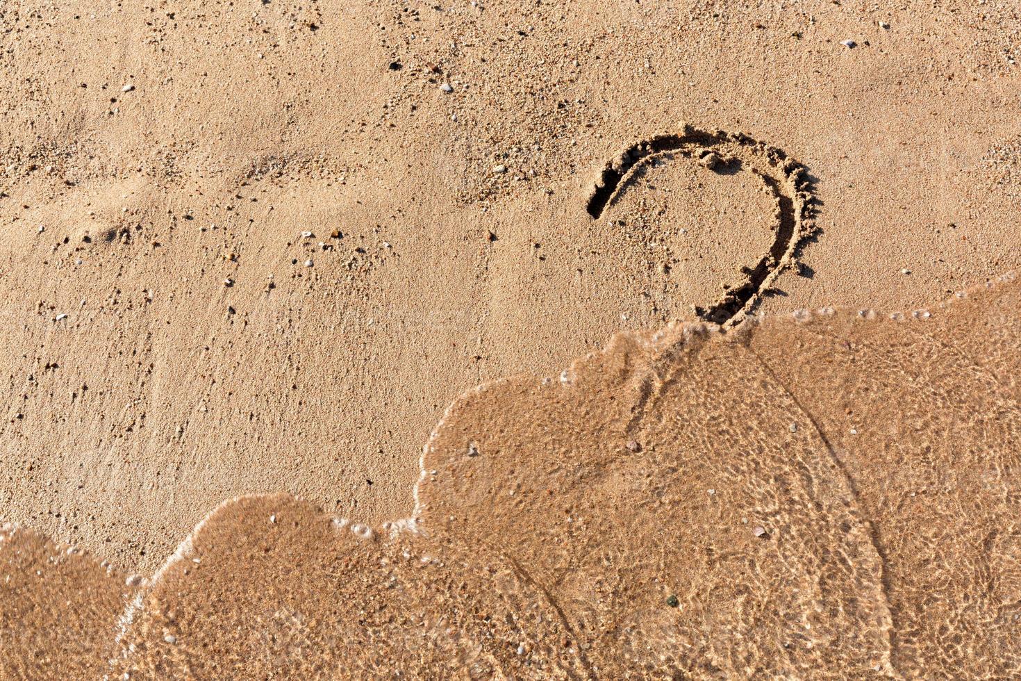 domanda marchio cartello su sabbia spiaggia vicino il mare. concetto di dilemma, risposta e domanda foto