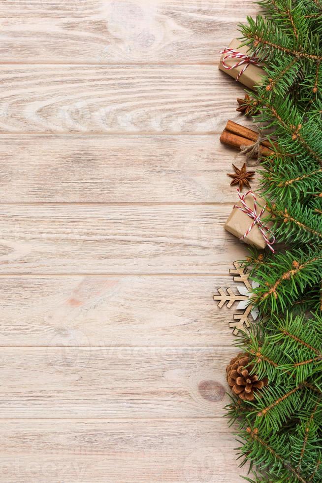 Natale sfondo con abete albero e regalo scatola su di legno tavolo. superiore Visualizza con copia spazio per il tuo design foto