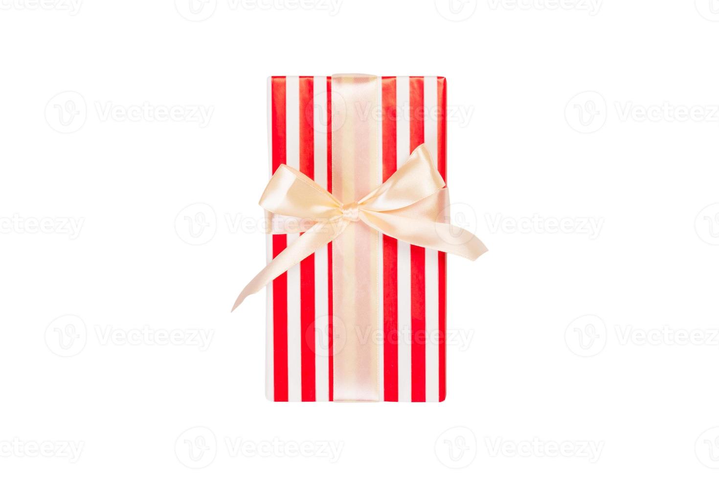 Natale o altro vacanza fatto a mano presente nel rosso carta con oro nastro. isolato su bianca sfondo, superiore Visualizza. ringraziamento regalo scatola concetto foto