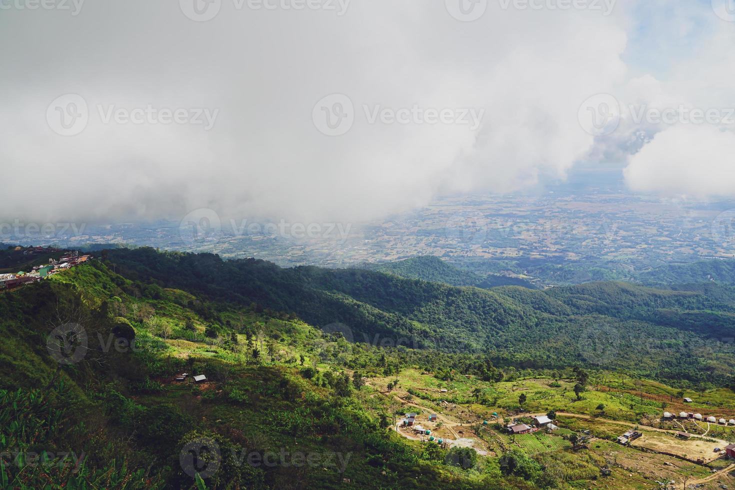 alto Visualizza a partire dal phu grazie boek montagna Phetchabun Provincia, Tailandia. freddo tempo atmosferico, alto montagne e di spessore nebbia. foto