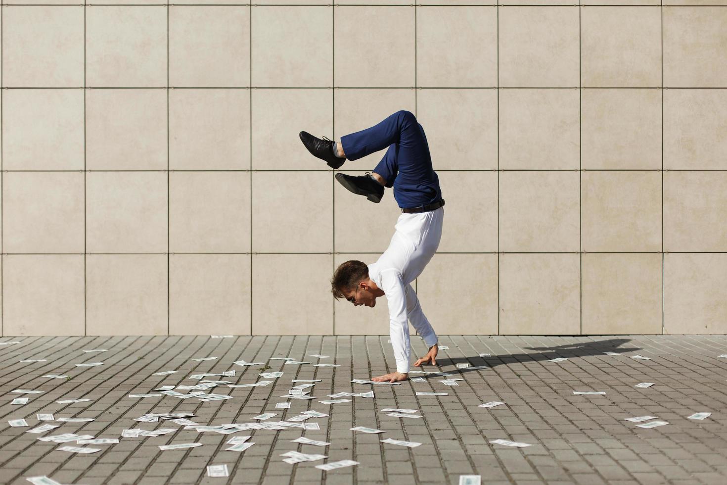 uomo che fa la verticale sulla strada foto