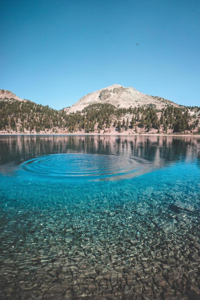 un'increspatura nell'acqua di montagna glaciale foto