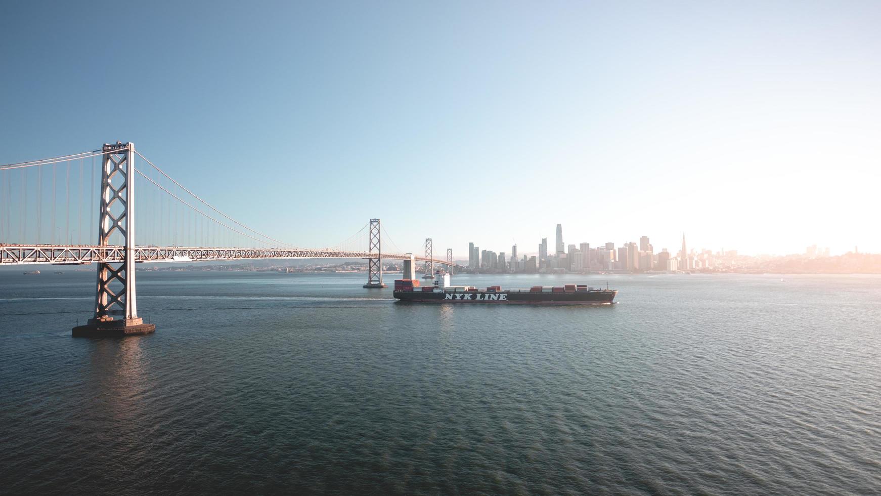 san fransisco, ca 2018-nyk nave portacontainer noleggia le acque della baia foto