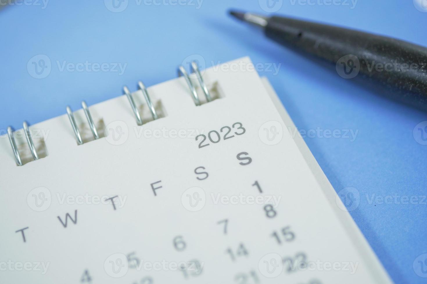 2023 anno calendario su ufficio scrivania foto