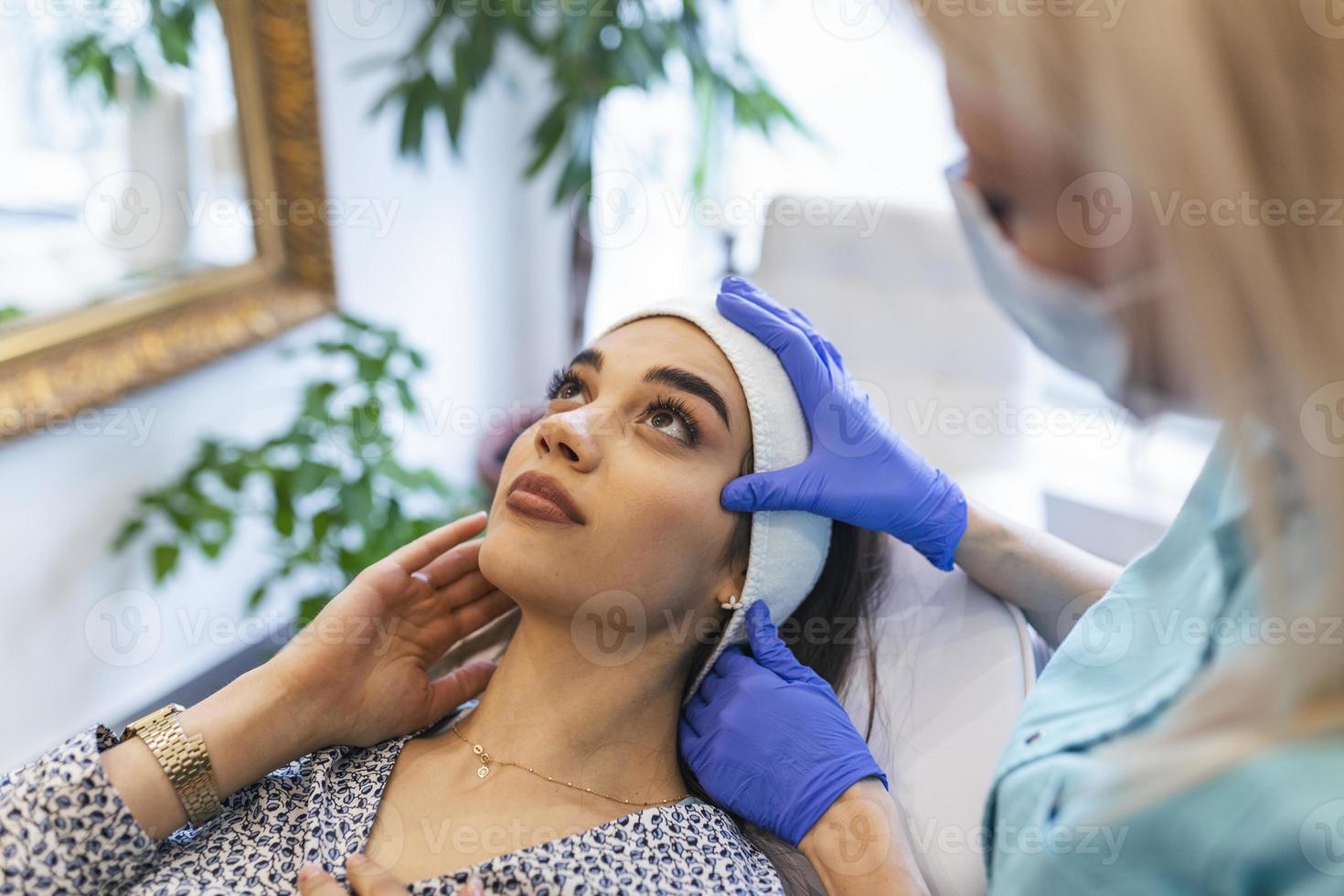 donna godendo pelle e viso trattamento e massaggio. giovane donna dire bugie su massaggio tavolo ricevente viso massaggio. bellezza trattamento concetto. foto