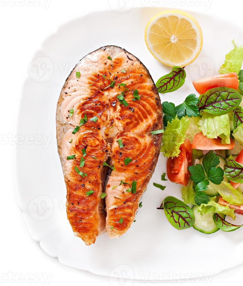 grigliato salmone con insalata foto