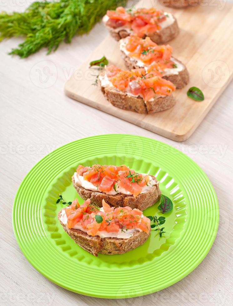 Sandwich con salato salmone e crema formaggio. foto