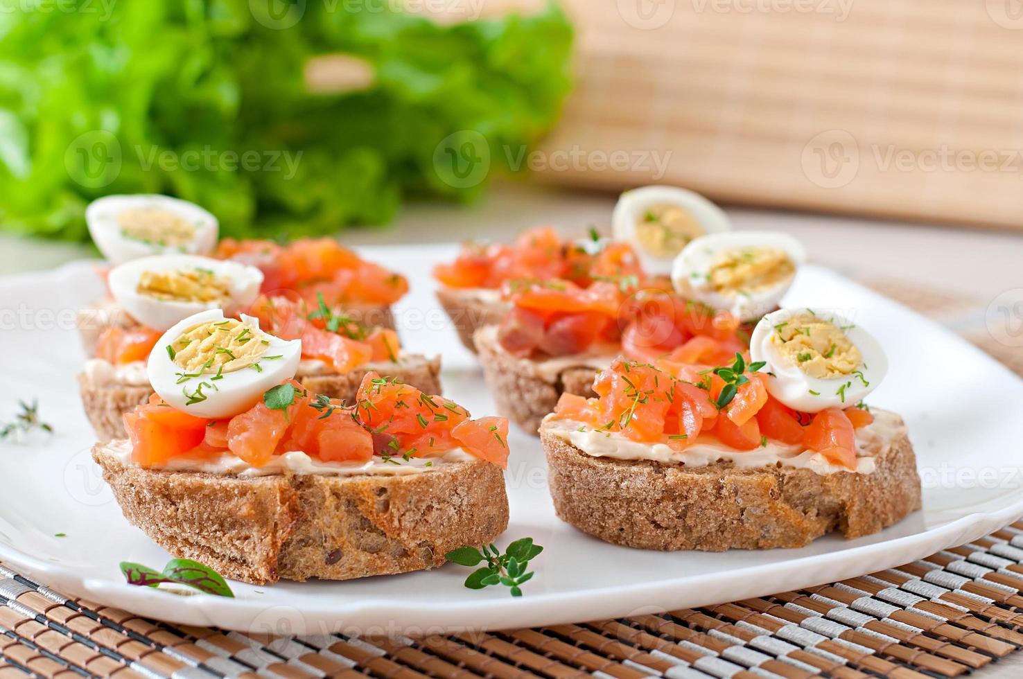 Sandwich con salato salmone e crema formaggio. foto