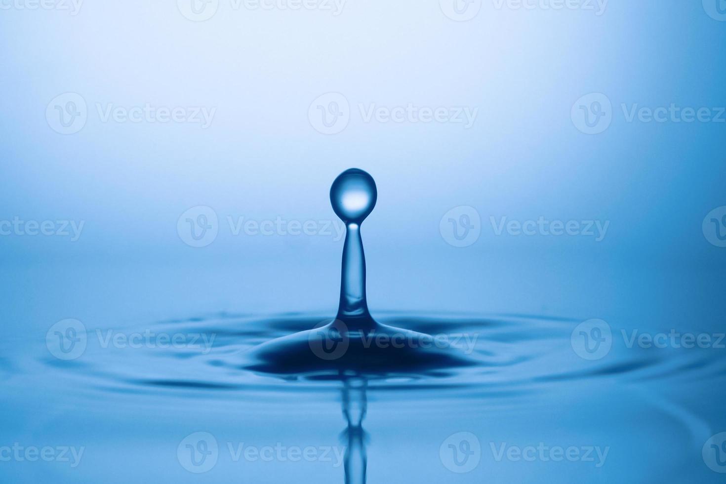 gocce d'acqua e schizzi. concetto di sfondo astratto di forma d'acqua. foto