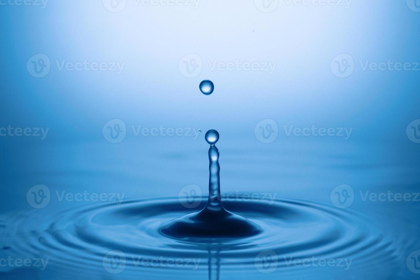 gocce d'acqua e schizzi. concetto di sfondo astratto di forma d'acqua. foto