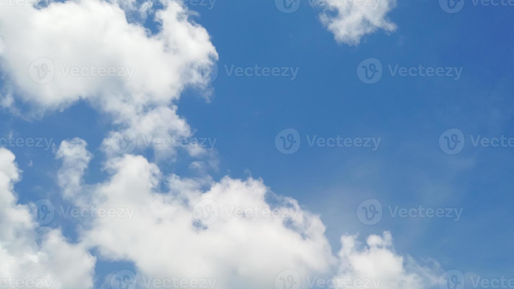 astratto sfondo di blu cielo con piccolo nuvole foto