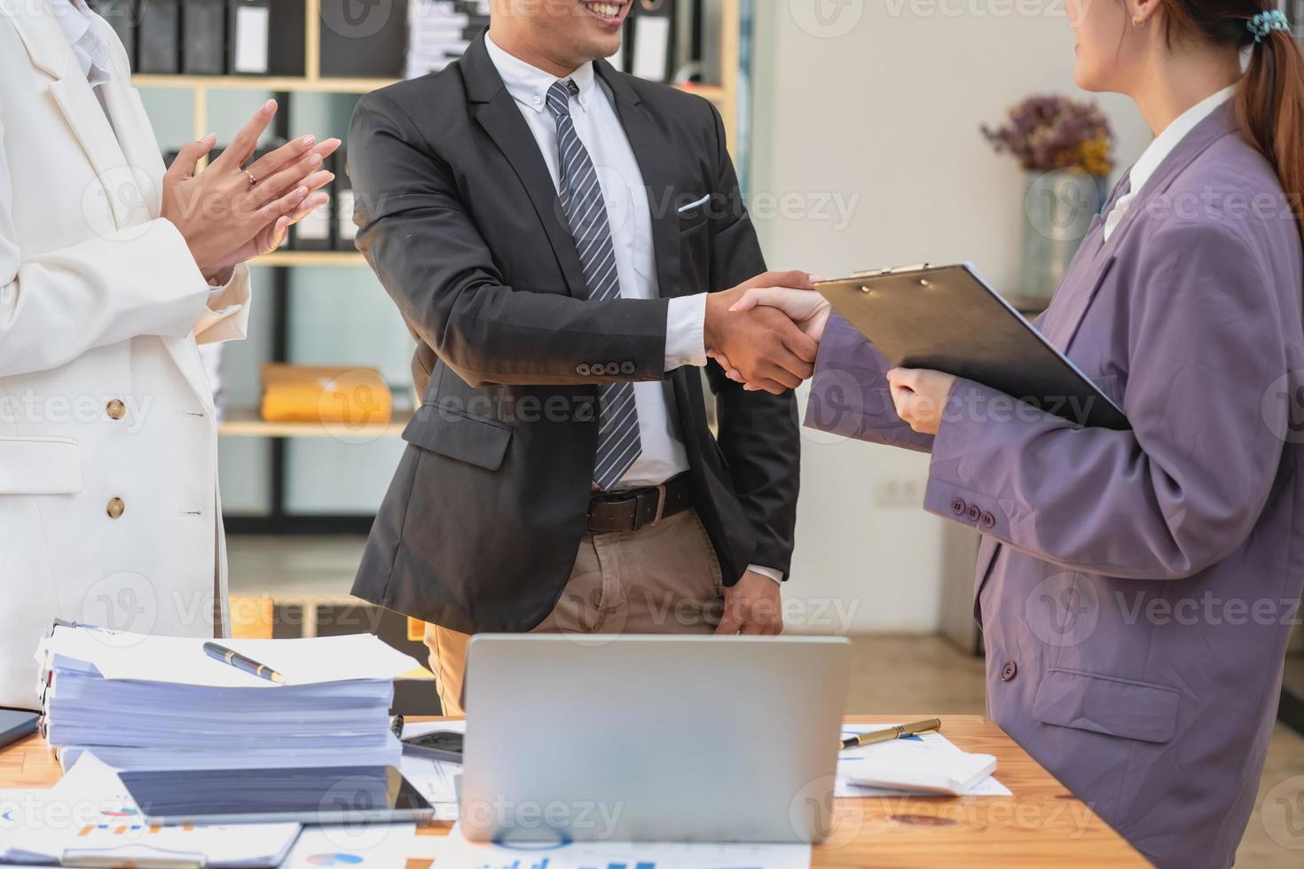 un' squadra di attività commerciale persone aderire mani per opera come un' i saldi rappresentante per costruire un' redditizio i saldi squadra. foto