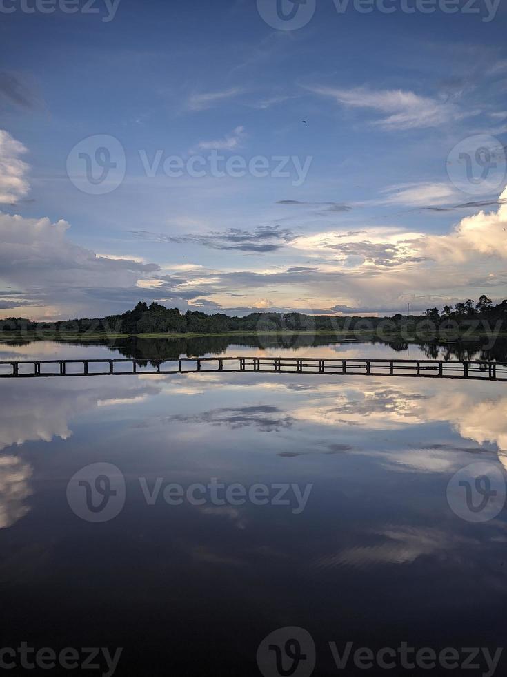 irrigazione diga con fluente acqua foto