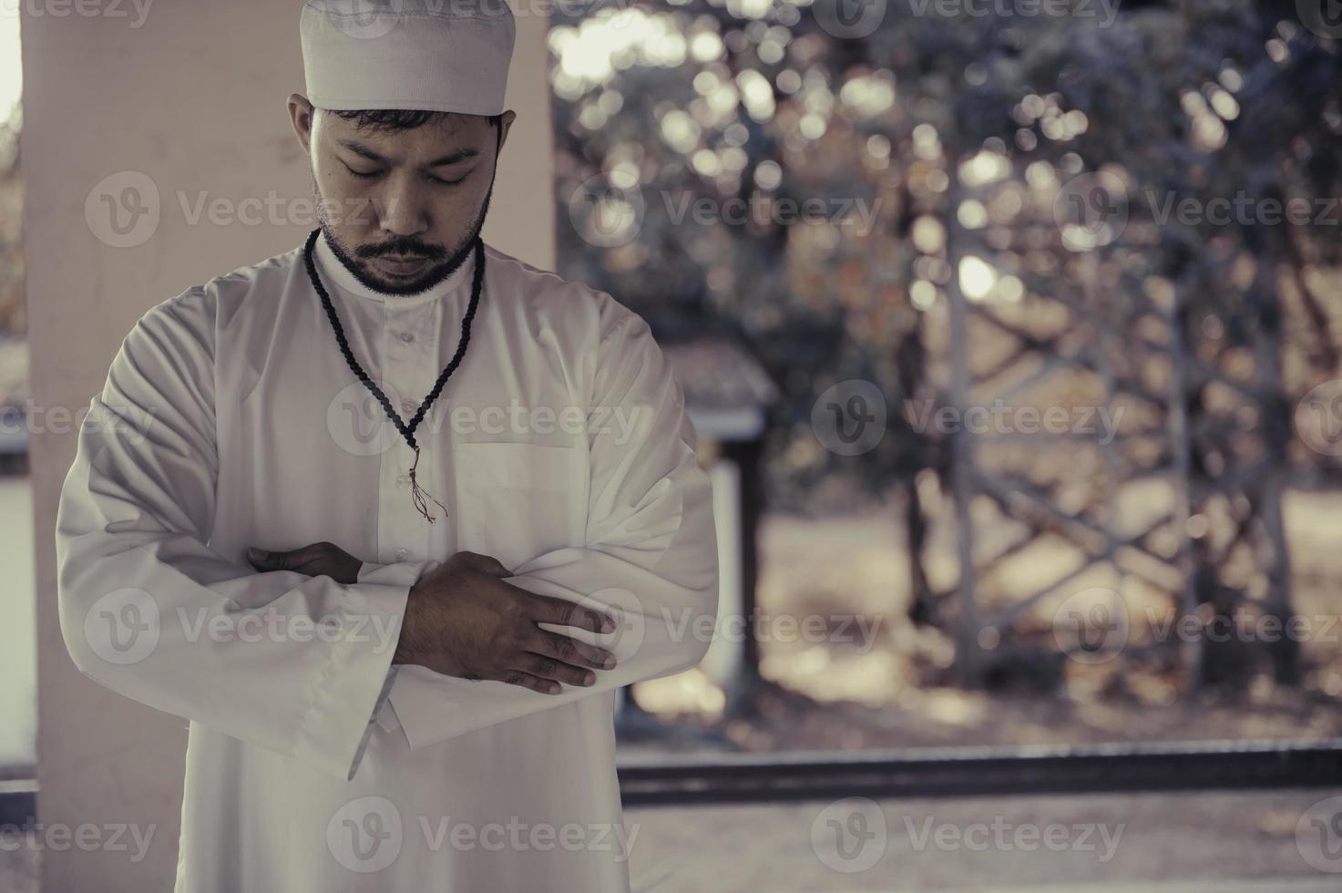 giovane asiatico musulmano uomo preghiere su tramonto, ramadan Festival concetto foto