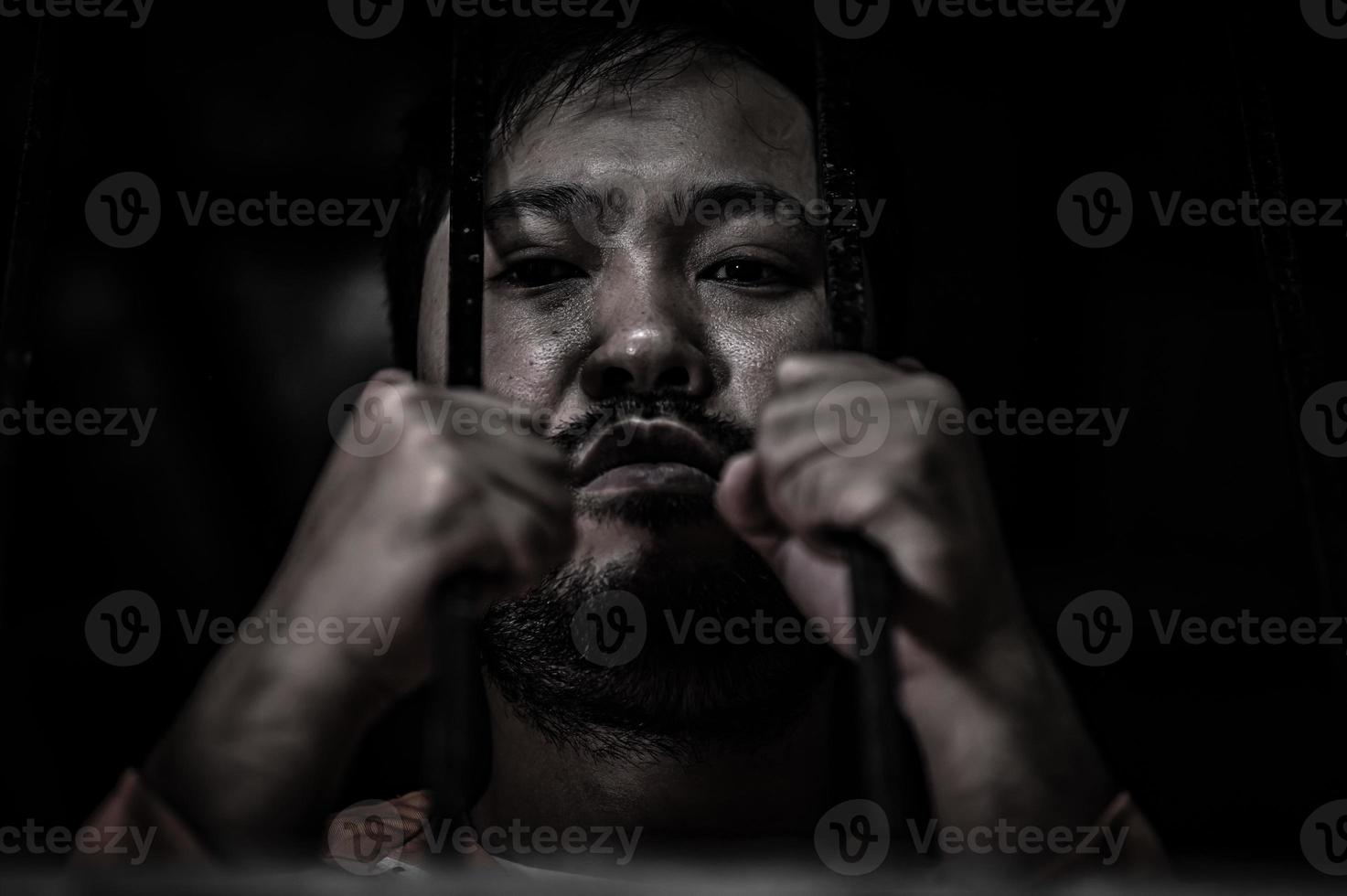 mani di uomini che cercano disperatamente di catturare la prigione di ferro, il concetto di prigioniero, la gente della Thailandia, sperano di essere liberi. foto