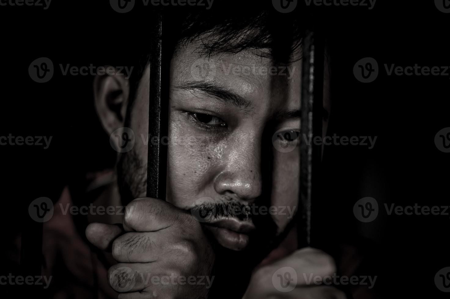 mani di uomini che cercano disperatamente di catturare la prigione di ferro, il concetto di prigioniero, la gente della Thailandia, sperano di essere liberi. foto