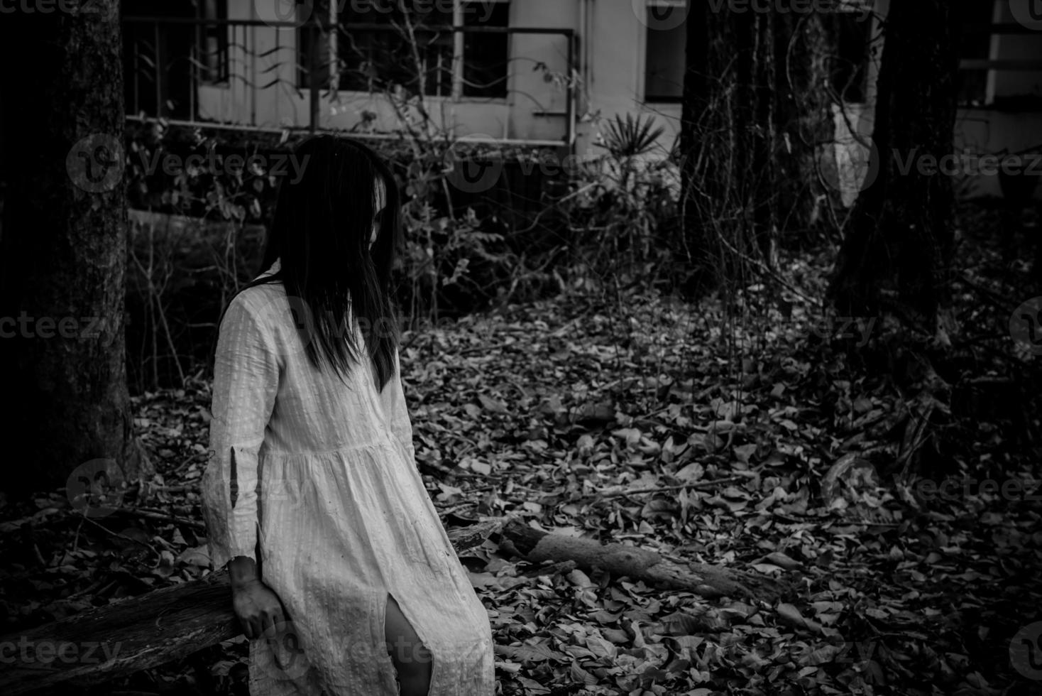 ritratto di donna asiatica make up fantasma, scena horror spaventosa per lo sfondo, concetto di festival di halloween, poster di film di fantasmi foto
