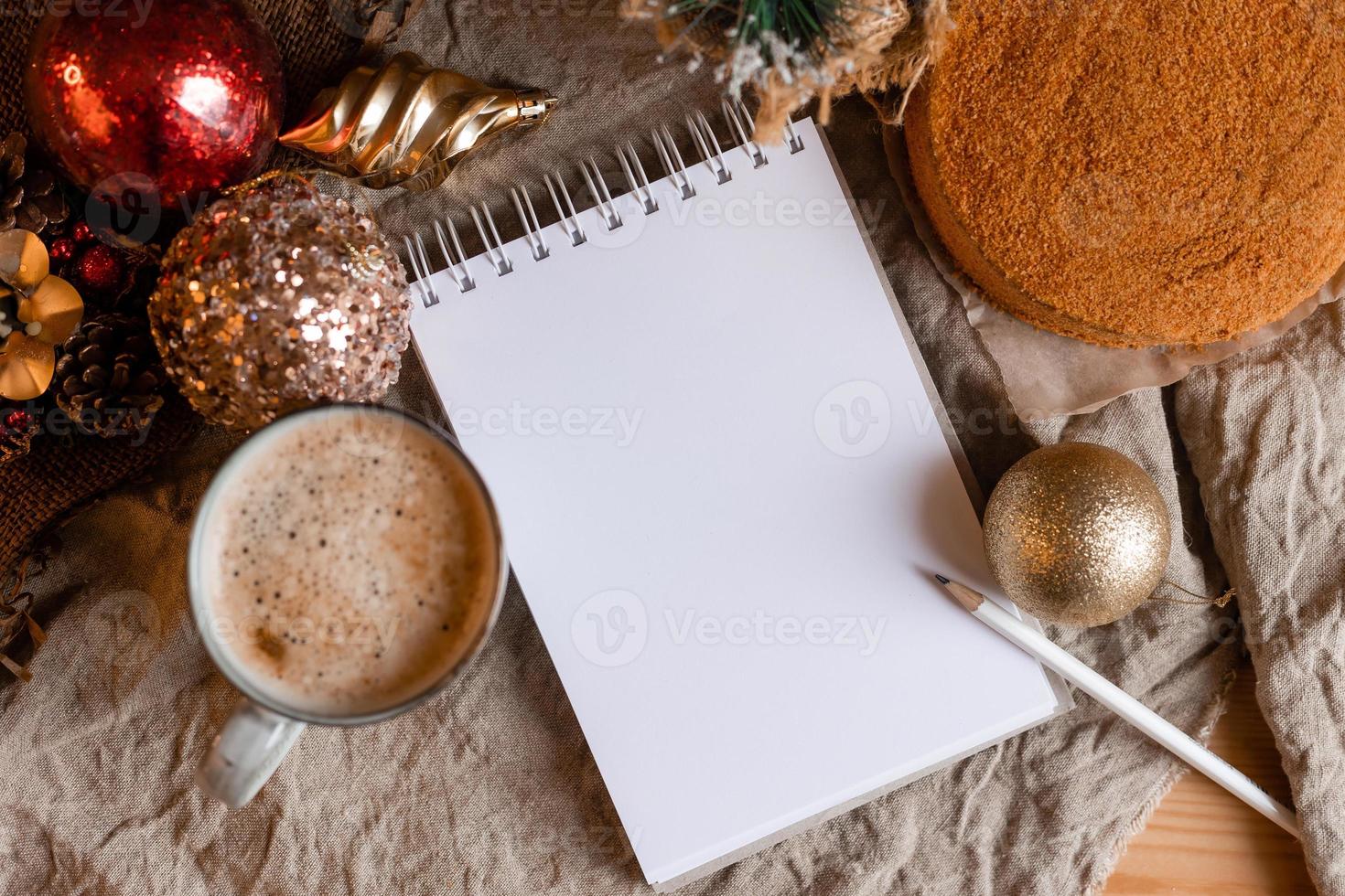 un' taccuino con vuoto pagine su un' di legno tavolo con caffè e fatti in casa miele torta. un' taccuino per ricette, cucinando a casa. fatti in casa torte, spazio per testo foto