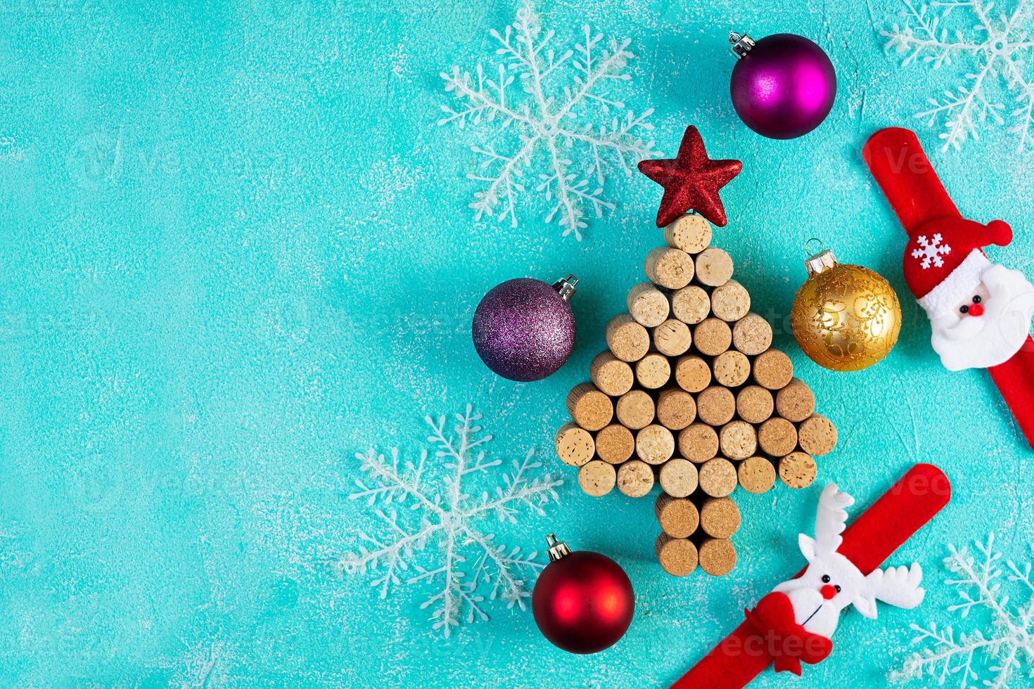 vino sughero albero con Natale decorazioni. nuovo anni regalo carta modello foto