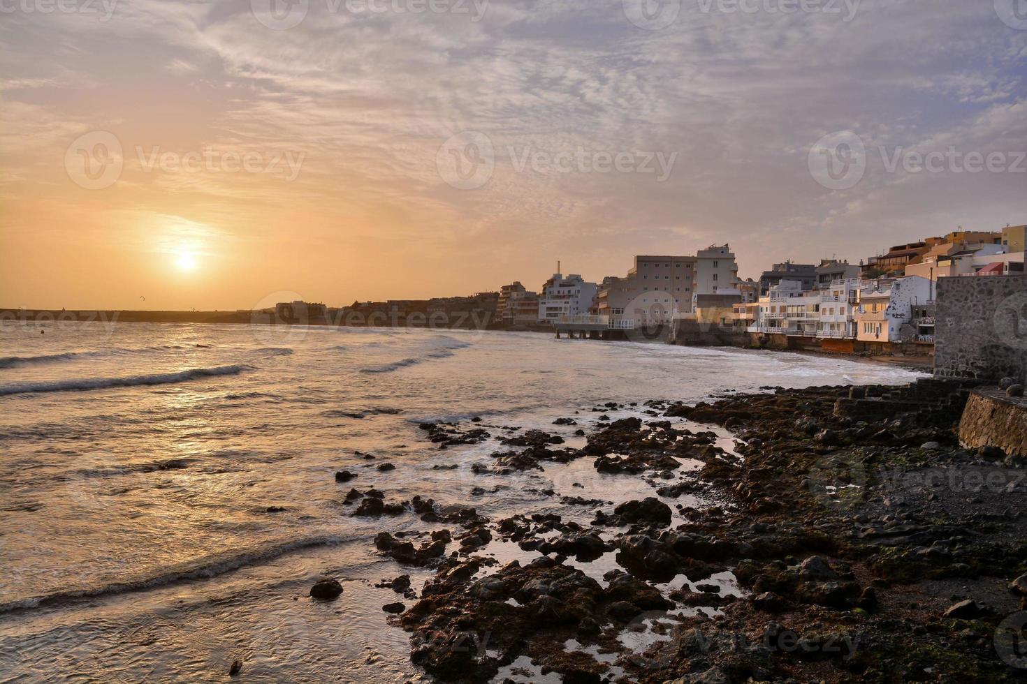 tramonto al di sopra di il atlantico oceano su il canarino isole foto