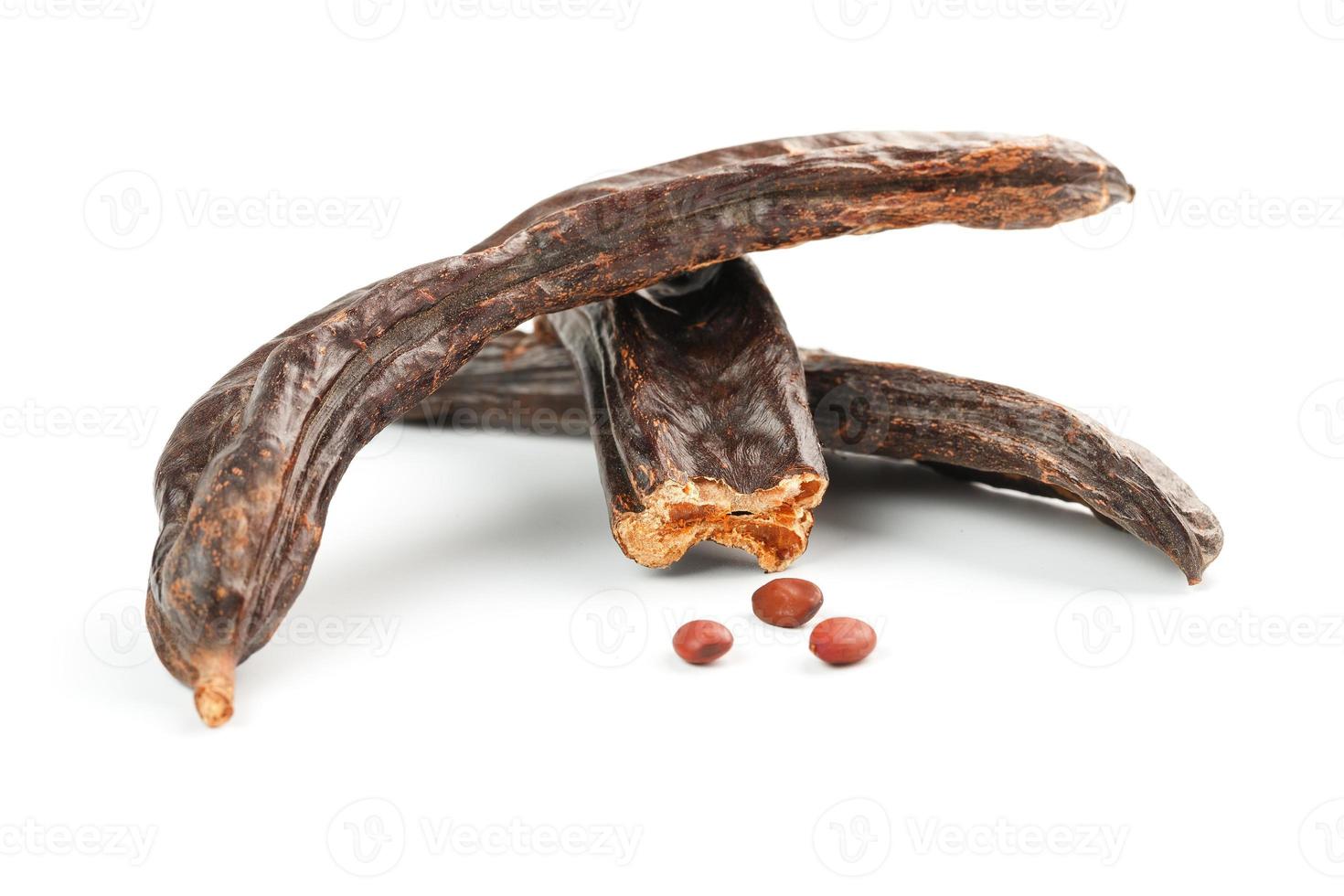 carruba carruba frutta e semi su bianca sfondo. isolato. biologico carruba fagioli, un' salutare alternativa per cacao. foto