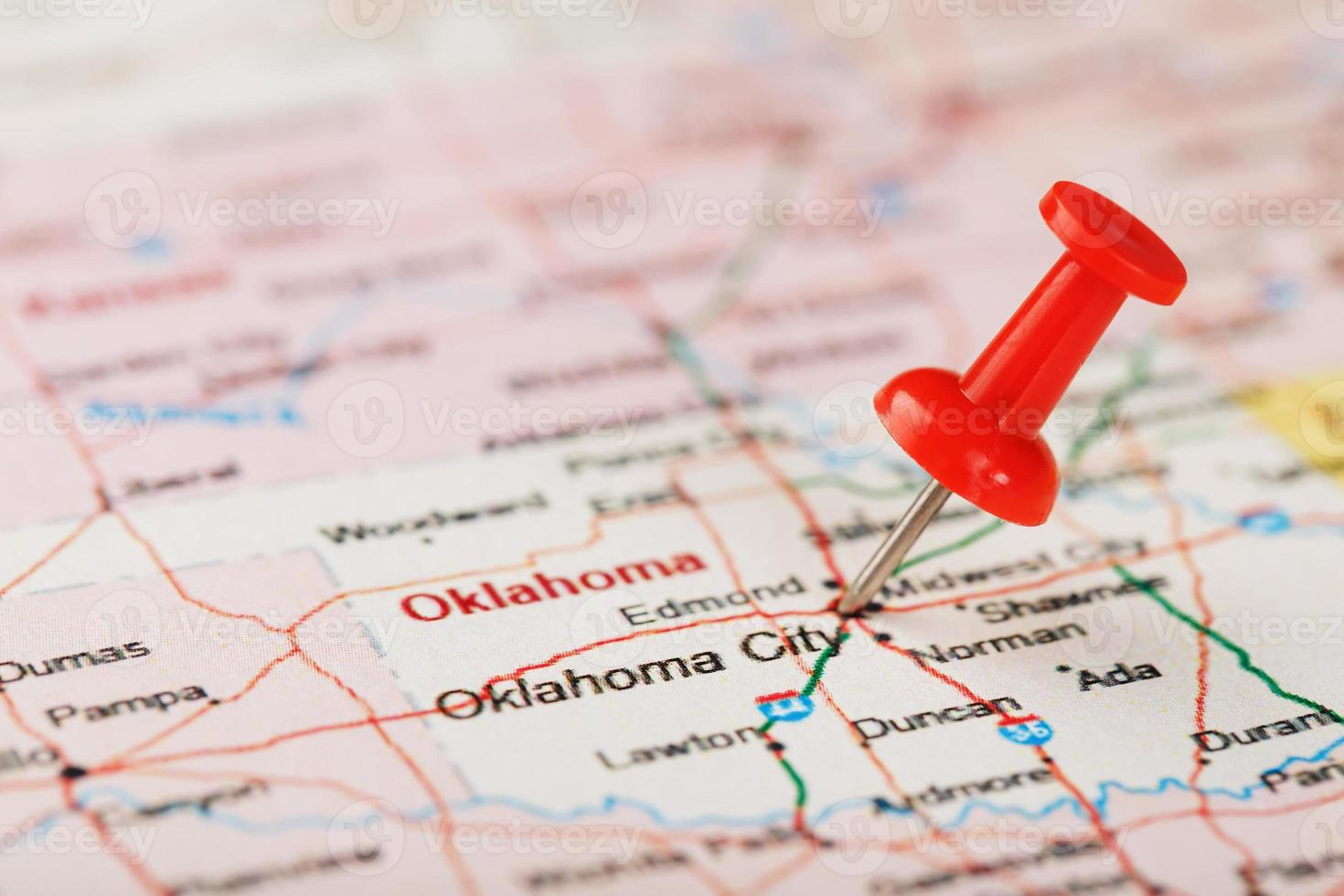 rosso clericale ago su un' carta geografica di il Stati Uniti d'America, Oklahoma e il capitale di Oklahoma città. vicino su carta geografica di Oklahoma con rosso bordeggiare foto