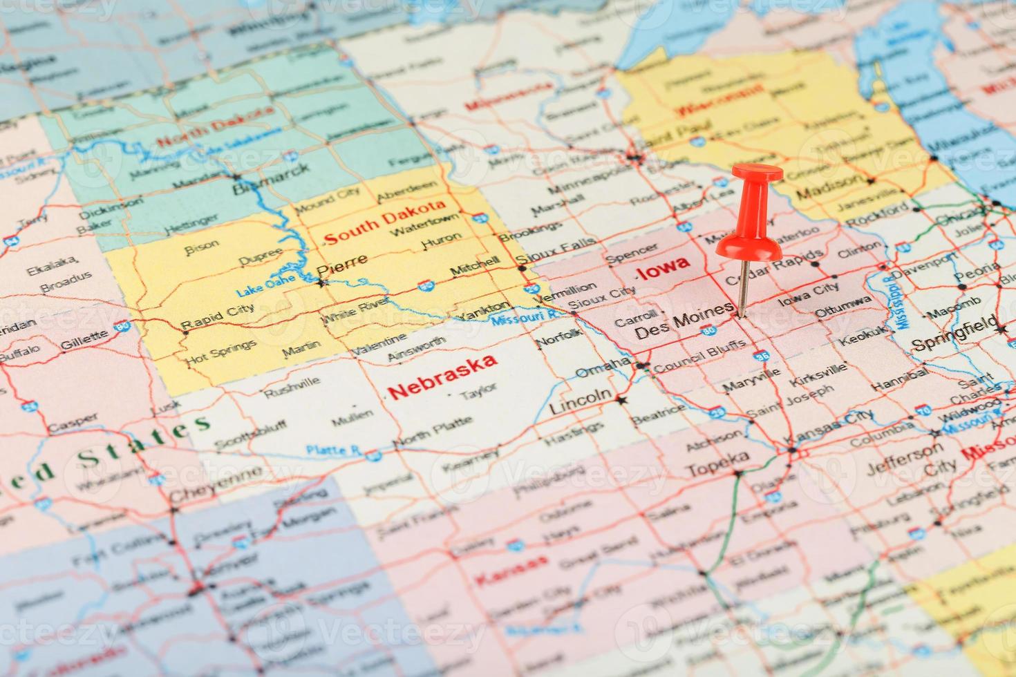 rosso clericale ago su un' carta geografica di Stati Uniti d'America, Iowa e il capitale des moines. vicino su carta geografica di Iowa con rosso bordeggiare foto