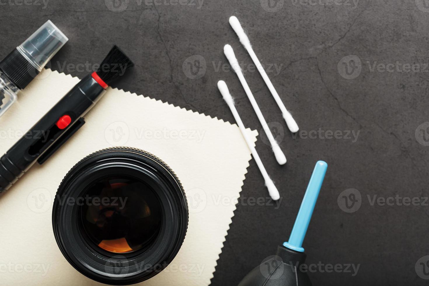 un' impostato di utensili per prendere cura di il tuo telecamera lenti a contatto su un' buio sfondo. foto