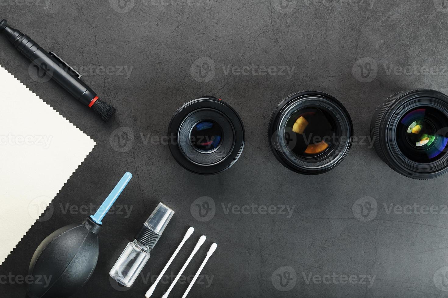 utensili per pulizia il telecamera con lenti a contatto su un' buio strutturato sfondo. foto