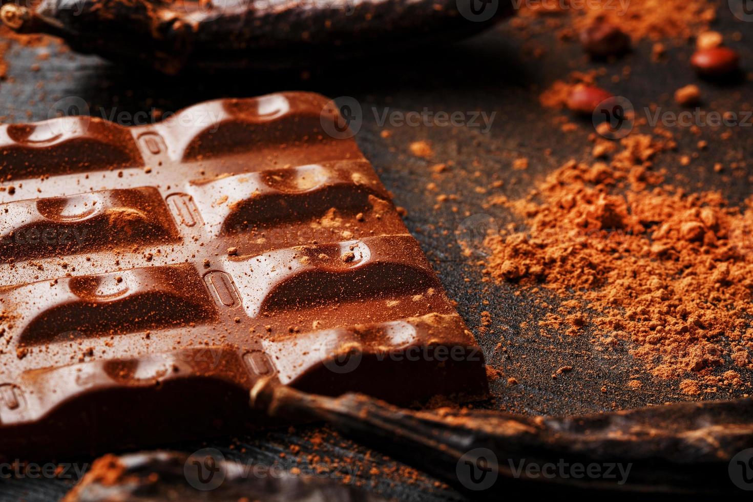 il baccelli di il carruba cioccolato bar su un' nero sfondo. foto