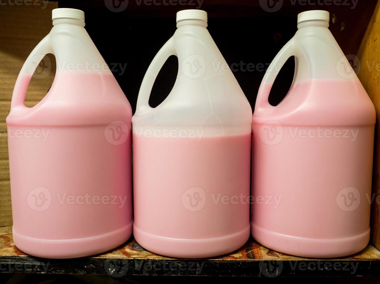 sapone liquido per le mani rosa bottiglie di plastica disinfettante per pulizie maniglia mensola foto