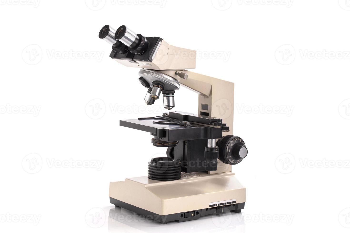 microscopio per la ricerca di laboratorio isolato su sfondo bianco foto