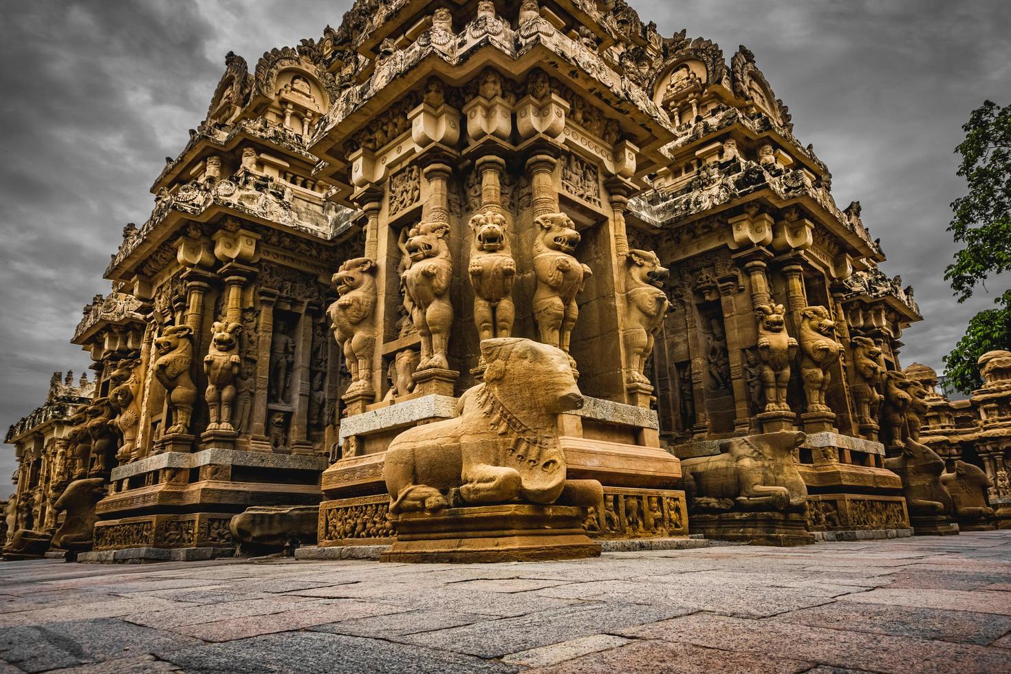 bellissimo pallava architettura e esclusivo sculture a il kanchipuram kailasanathar tempio, il più antico indù tempio nel kanchipuram, tamil nadu - migliore archeologico siti nel Sud India foto