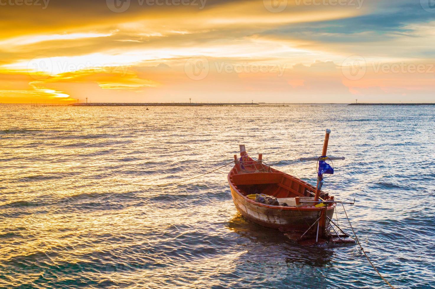 barca al tramonto vista sul mare 1460947 Stock Photo su Vecteezy