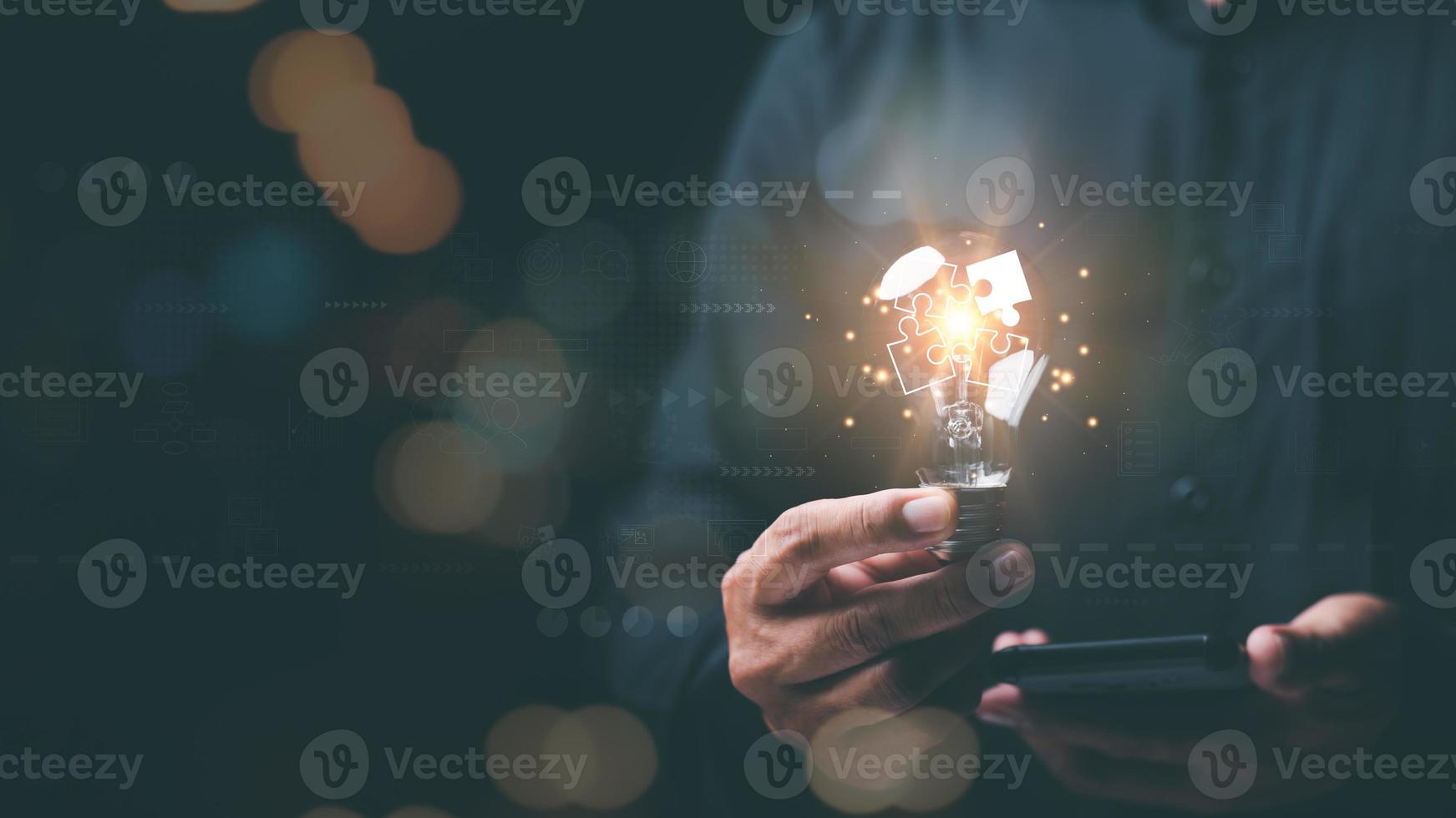 soluzione concetto e dimostrando comando Strategie, creatività quello volontà condurre il attività commerciale nel il giusto direzione, con innovazione e cervello energia a partire dal brainstorming, amico Tenere un' leggero lampadina foto