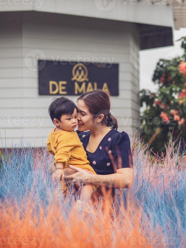 asiatico madre e figlio di tailandese nazionalità e colorato erba a de mala bar, tung Saliam, sukhothai, Tailandia. foto