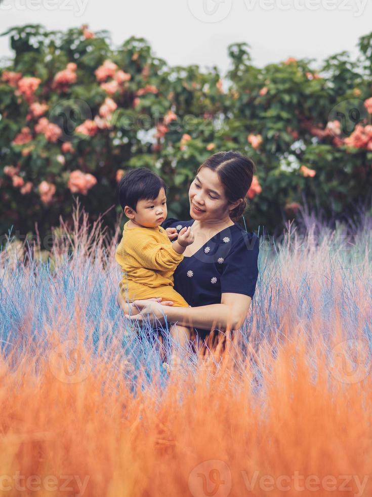 asiatico madre e figlio di tailandese nazionalità e colorato erba a de mala bar, tung Saliam, sukhothai, Tailandia. foto