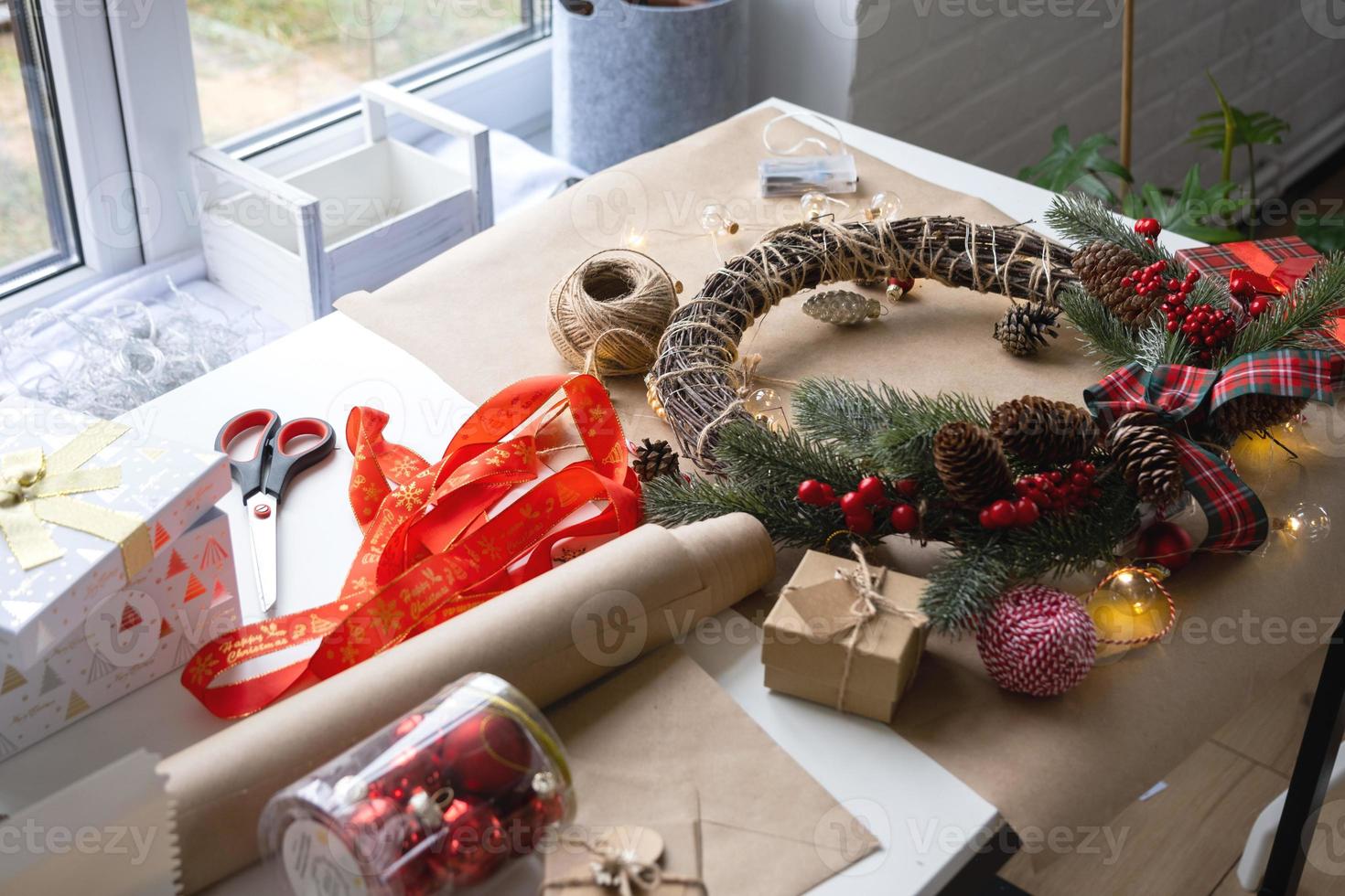 fabbricazione un' Natale ghirlanda con il tuo proprio mani. vacanza preparazione, casa decorazione, nuovo anno foto