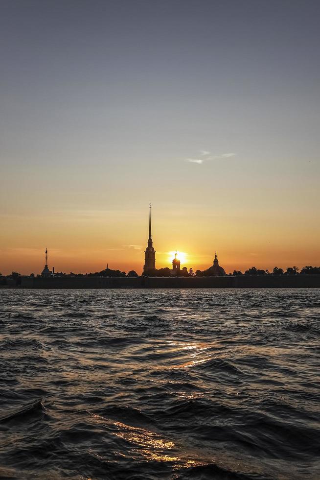 il silhouette di il Peter e Paolo fortezza a tramonto, Visualizza a partire dal il neva fiume foto