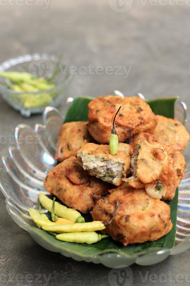 tempe gembo o tempeh gemme, fatto a partire dal tofu polpa, rivestito con Farina e in profondità fritto. foto